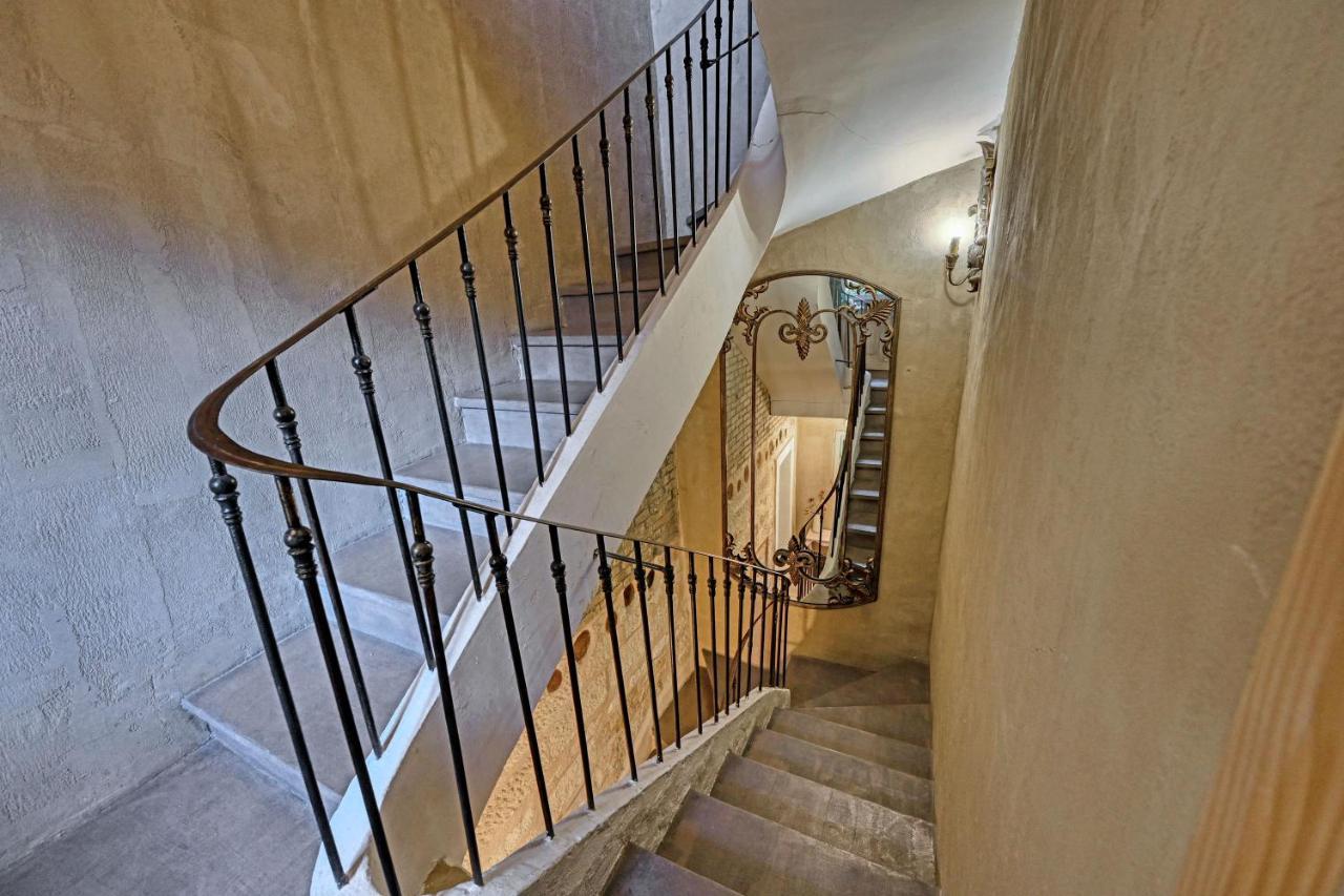 Au Coeur Des Papes, Dans Batisse De Charme Studios & Appartements En Coeur De Ville Avignon Luaran gambar